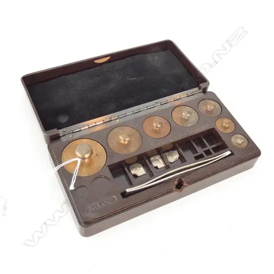 W. & J. GEORGE & BECKER LTD SET OF BRASS WEIGHTS BAKELITE CASE