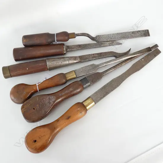 6 VINTAGE CHISELS / CARPENTRY TOOLS L. 430MM