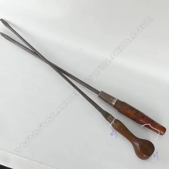 2 CARPENTRY CHISELS L. 735MM