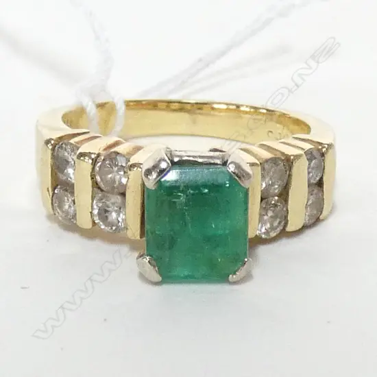 14CT GOLD EMERALD & DIAMOND RING