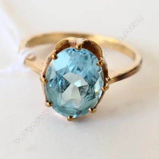 9CT GOLD AND BLUE TOPAZ RING