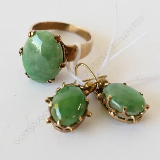 9CT GOLD & JADE RING PLUS MATCHING EARRINGS