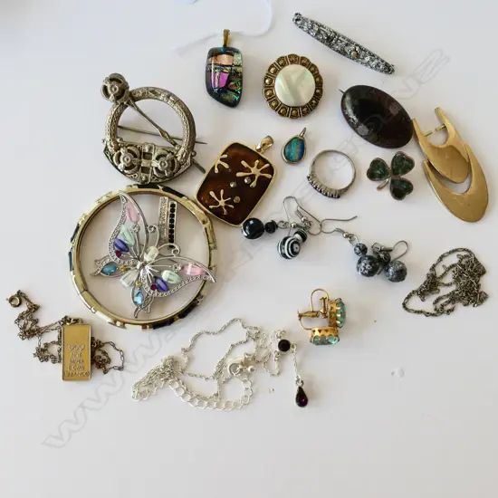 ASSORTED JEWELLERY ITEM, INCLUDING 9CT GOLD EARRINGS AND STERLING SILVER ITEMS