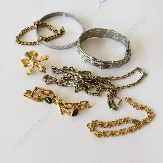 BAG OF ASSORTED COSTUME JEWELLERY