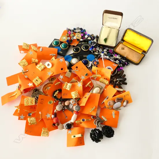 COLLECTION COSTUME JEWELRY, CUFFLINKS ETC