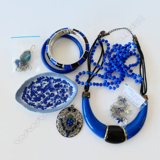 ASSORTED COSTUME JEWELLERY & BLUE/WHITE DISH