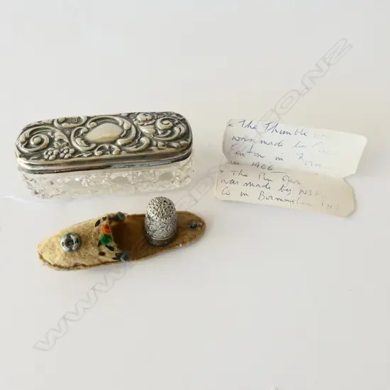 EDWARDIAN SILVER THIMBLE & EDWARDIAN SILVER LIDDED CRYSTAL DRESSING TABLE POT