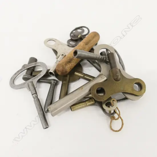 COLLECTION OF VINTAGE CLOCK KEYS 