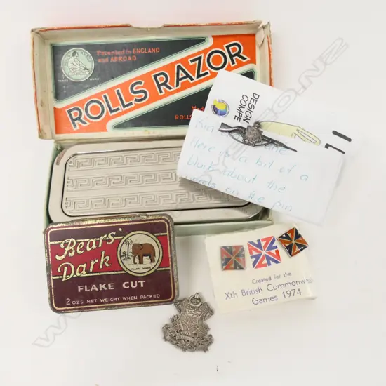 BAG LOT; NZ 1974 GAMES CUFFLINKS + RAZOR + 2 BADGES ETC