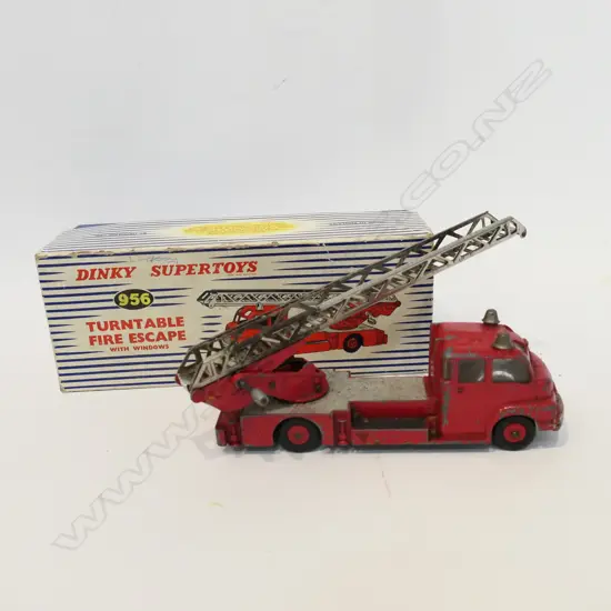 BOXED DINKYTOYS "TURNTABLE FIRE ESCAPE" 
