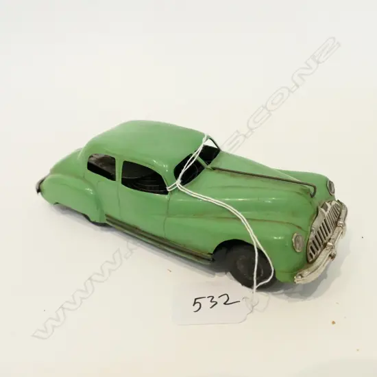 VINTAGE "MINIC" GREEN SALOON CAR, KEY WIND