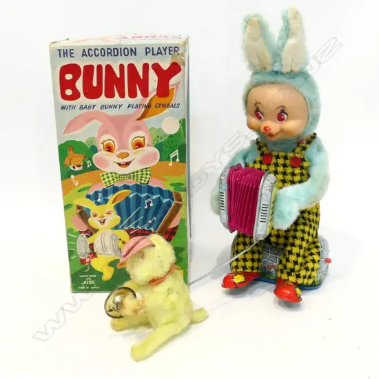 VINTAGE JAPANESE CRAGSTON 'THE ACCORDIAN PLAYER BUNNY' BOXED..