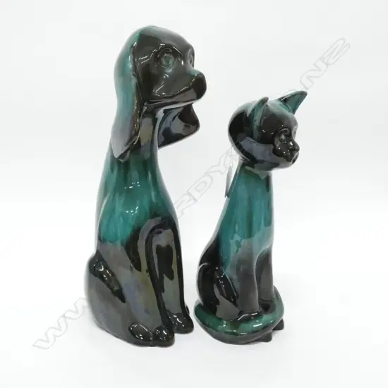 2 LARGE BLUE MOUNTAIN POTTERY CAT & DOG FIGURINES H. 350MM