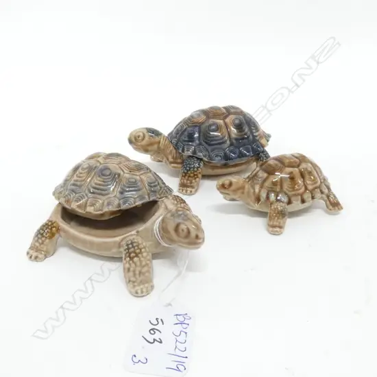 3 WADE TURTLES ONE MINOR CHIP