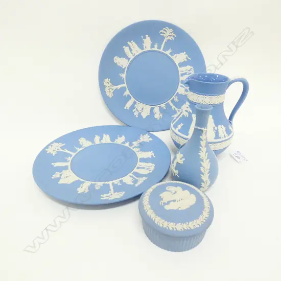 5 PCES WEDGWOOD JASPERWARE; 2 PLATES, JUG, VASE & BOX