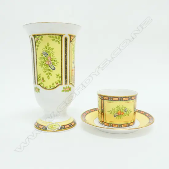 2 PCES ROYAL WORCESTER VASE H.200MM CUP & SAUCER BOXED