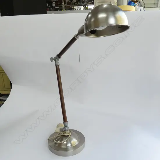 GOOD ANGLE ADJUSTING LAMP