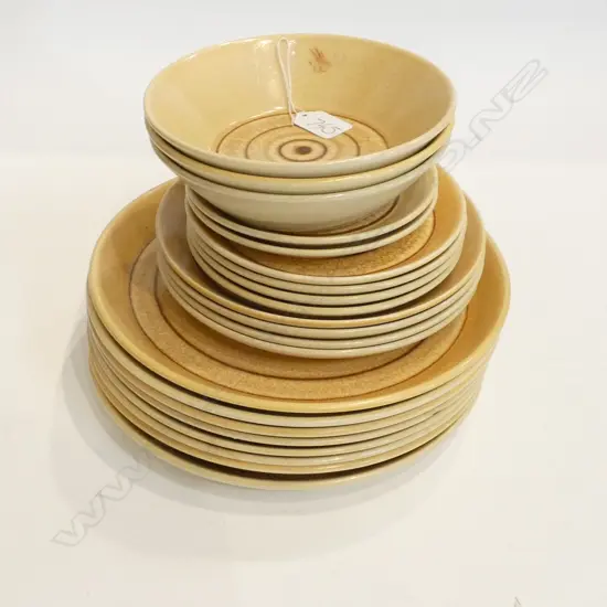 21 PCES CROWN LYNN DINNER SET