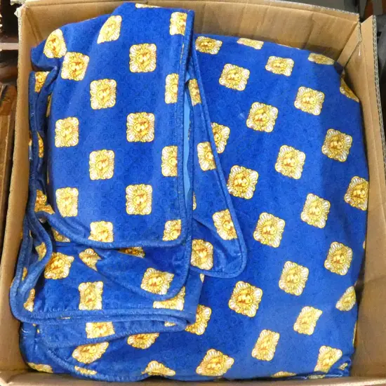 VERSACE STYLE BEDSPREAD APPROX 260 X 260 CM + 2 MATCHING PILLOWCASES