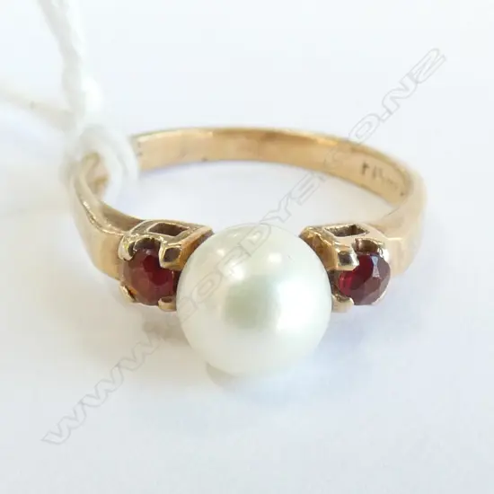 9CT GOLD PEARL AND GARNET RING