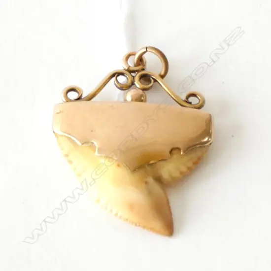 COLONIAL 9CT SHARK'S TOOTH PENDANT