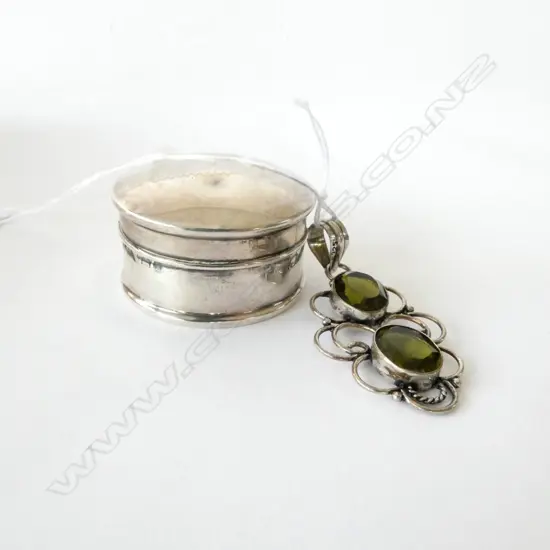 2 SILVER ITEMS: ROUGE POT & PENDANT GREEN STONES 
