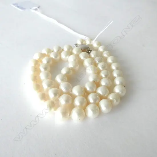 CULTURED PEARL NECKLACE L.410mm. Individually knotted
