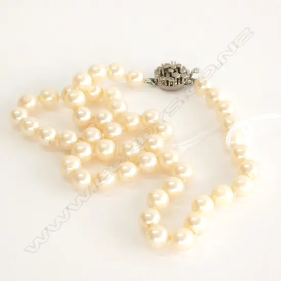 CULTURED PEARL NECKLACE WITH SILVER CLASP