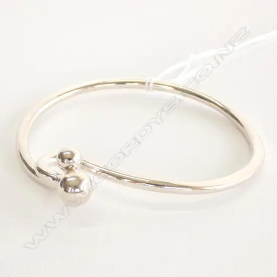 MODERN SILVER BANGLE CROSS-OVER CLASP 