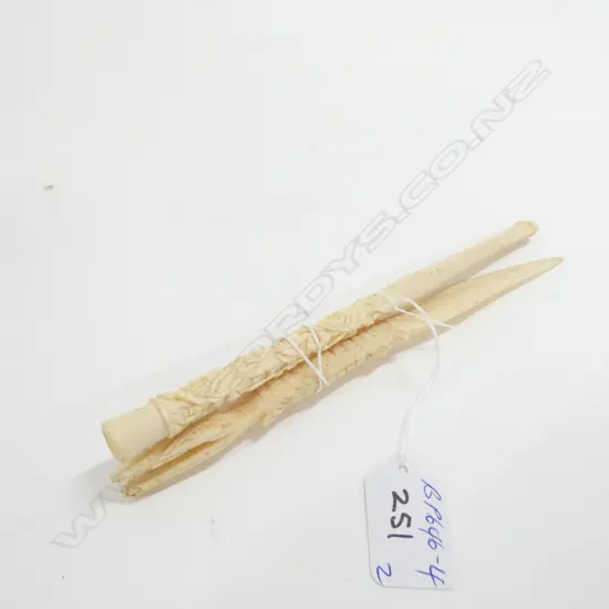 OLD LONG IVORY PIPE + CARVED CROCODILE