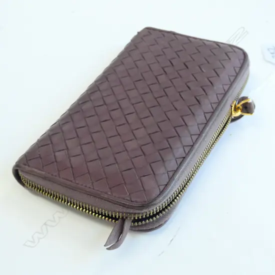 BOTTEGA VENETA ITALIAN LEATHER ZIP WALLET