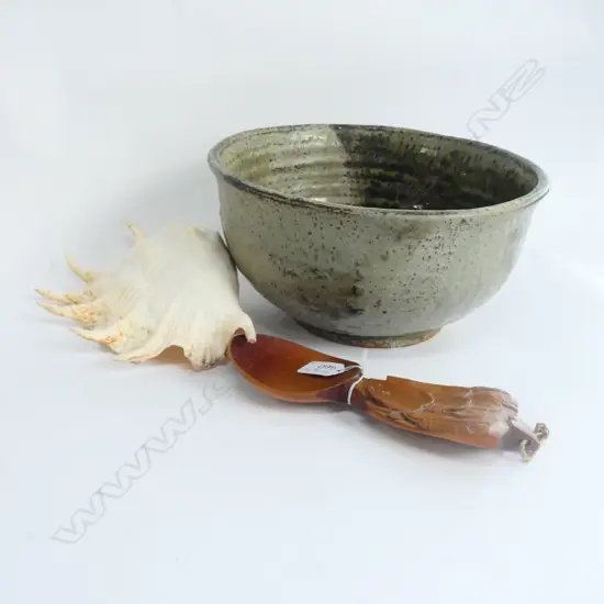 POTTERY BOWL, SPIDER CLAM SHELL & CARVED KAURI 'LOVE SPOON'