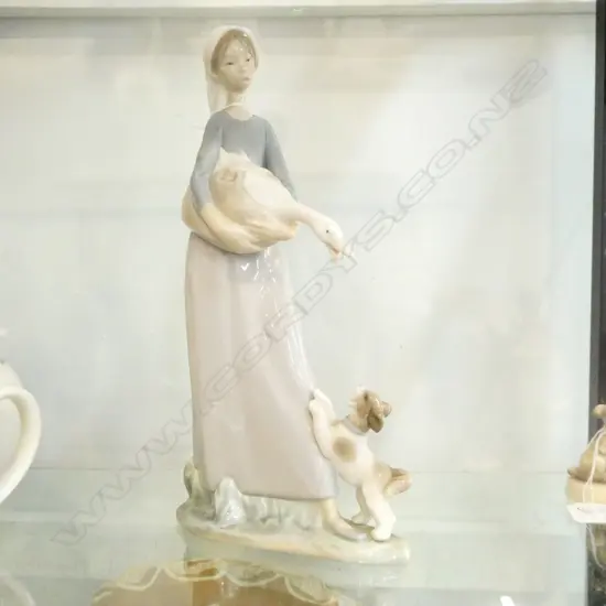 LLADRO FIGURINE LADY WITH GOOSE H. 270MM