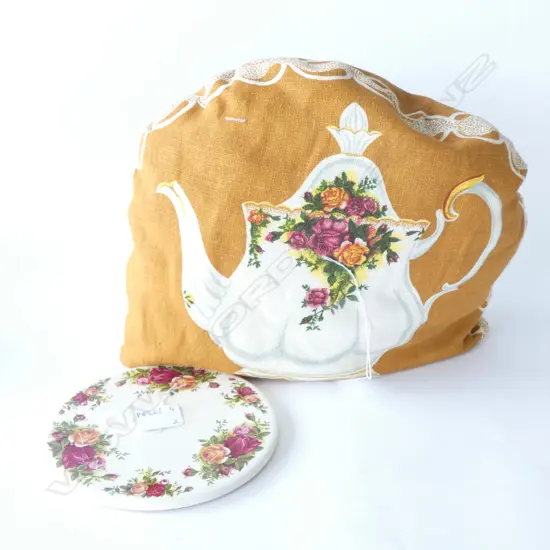 ROYAL ALBERT OLD COUNTRY ROSES TEAPOT COSY & TEA POT STAND