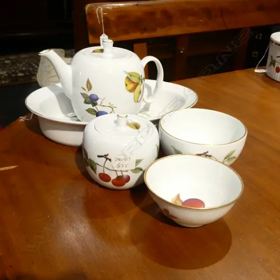 R/WORCESTER EVESHAM TEAPOT, SUGAR, 2 BOWLS & RAMEKIN