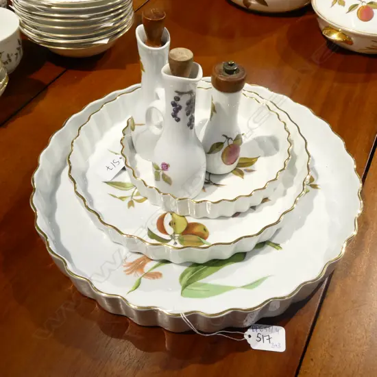 3 R/WORCESTER EVESHAM DISHES 350MM DIA + PR VINAIGRETTES & PEPPER