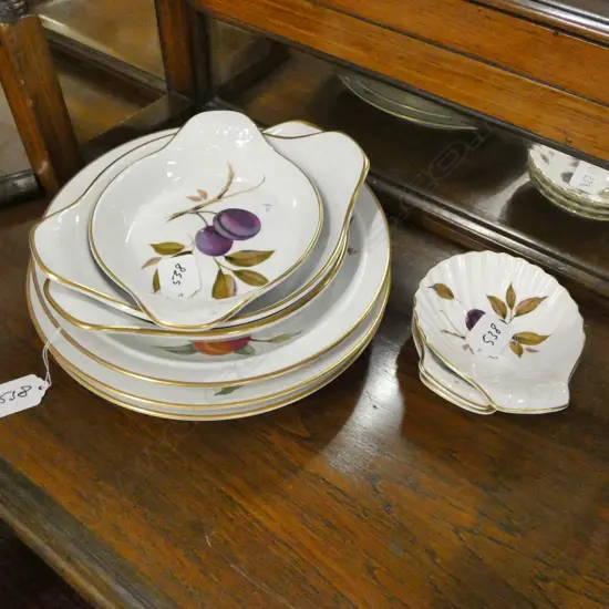 3 R/WORCESTER EVESHAM PLATES + 3 SHELL DISHES