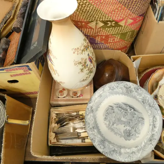 BOX LOT VASE, TRANSFERWARE DISH, FISH KNIVES ETC