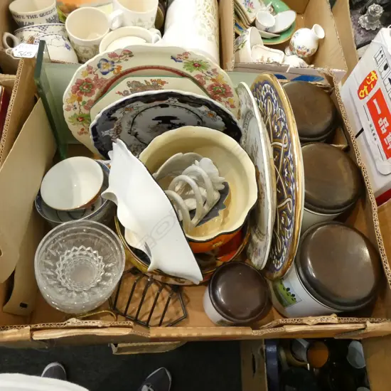 BOX LOT KITCHEN JARS, MASONS PLATES ETC