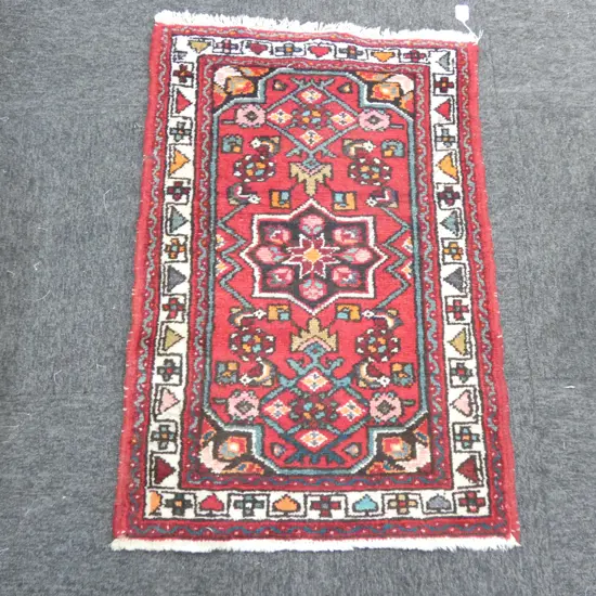HAND KNOTTED ALL WOOL HAMADAN HERATI FISHBOWL PATTERN RUG 880 X 600MM