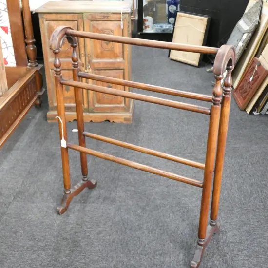 VICT STYLE TOWEL STAND