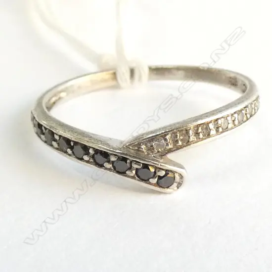 SILVER BLACK AND WHITE STONE RING SIZE P1/2