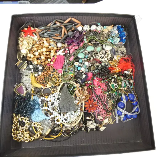 LARGE COLLECTION COSTUME JEWELRY NECKLANCES ETC