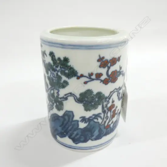 CHINESE DOUCAI PORCELAIN CYLINDER BRUSH POT H.98mm