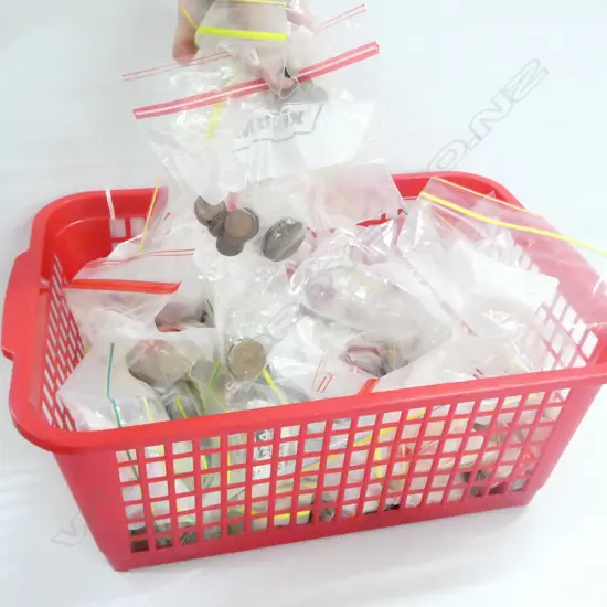 BOX OF VINTAGE WORLD COINAGE 4kgs