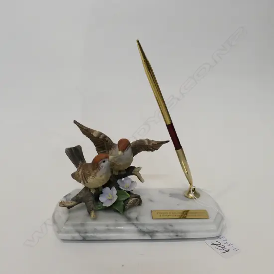 HEREFORD BIRD N.Z PEN STAND