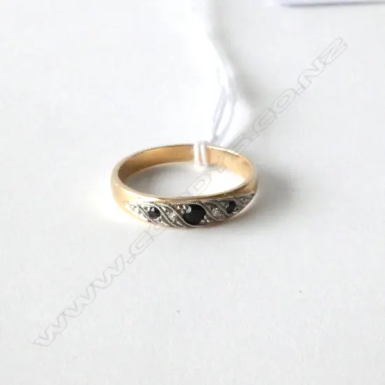 9CT GOLD SAPPHIRE AND DIAMOND RING 2.58gm