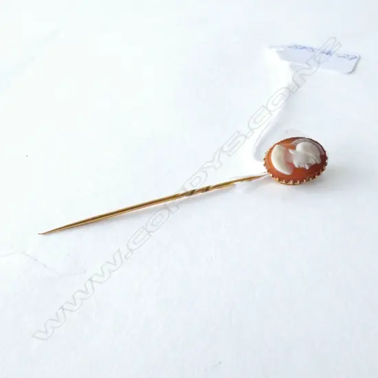 VINTAGE 9CT CHALCEDONAY CAMEO PIN