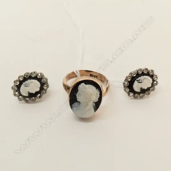 9CT GOLD CAMEO RING AND PAIR OF COSTUME EARRINGS