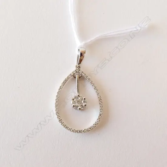 18CT WHITE GOLD AND DIAMOND SET PENDANT